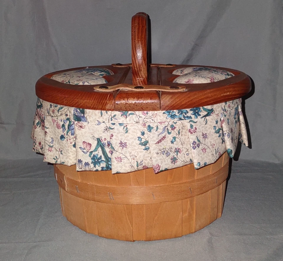 老式分盖缝纫野餐存储柳条篮子心形手柄衬里11x11 — 第 3/4 张图片