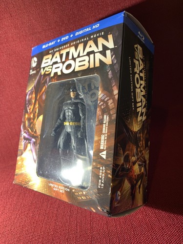 BATMAN VS ROBIN Blu-Ray + DVD + Digital W/ Figurine - Picture 2 of 8