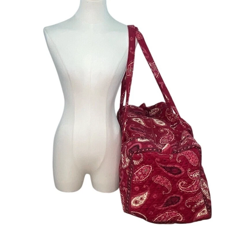 Bolso de viaje Vera Bradley rojo cachemir acolchado correas largas y cierre de cremallera Foto 2 de 4