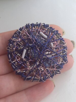 Schöne Brosche blau und roségold rund mit Draht umwickelt