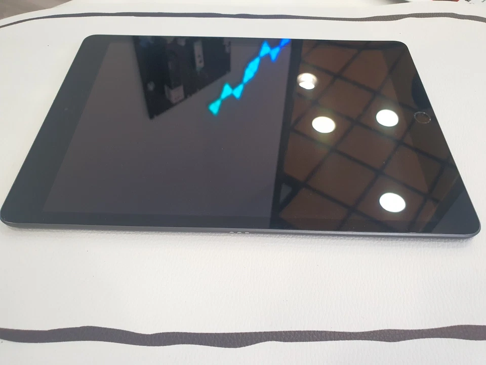 Apple iPad - Grigio A2197 64gb - Angolo Vetro Rotto, Funzionante Al 100% - Immagine 2 di 4