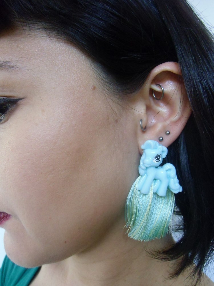 Boucles d'oreilles poney bleu en plastique léger pour en finir avec les lob douloureux