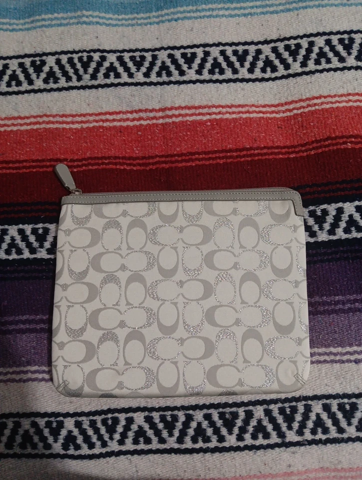 Funda para Tableta Coach Acolchada 10 por 8 Pulgadas Blanca y Rosa Aislada Cierre con Cremallera Nueva con Etiquetas Foto 2 de 4