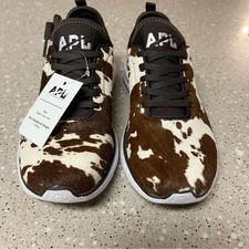 New In Box Women’s APL Athletic Propulsion Labs Iconic Phantom Size 8 Cow Print