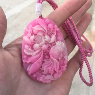 Natural Peach Blossom Jade Egg White Stone Ink Ink Necklace with Fish Every Year