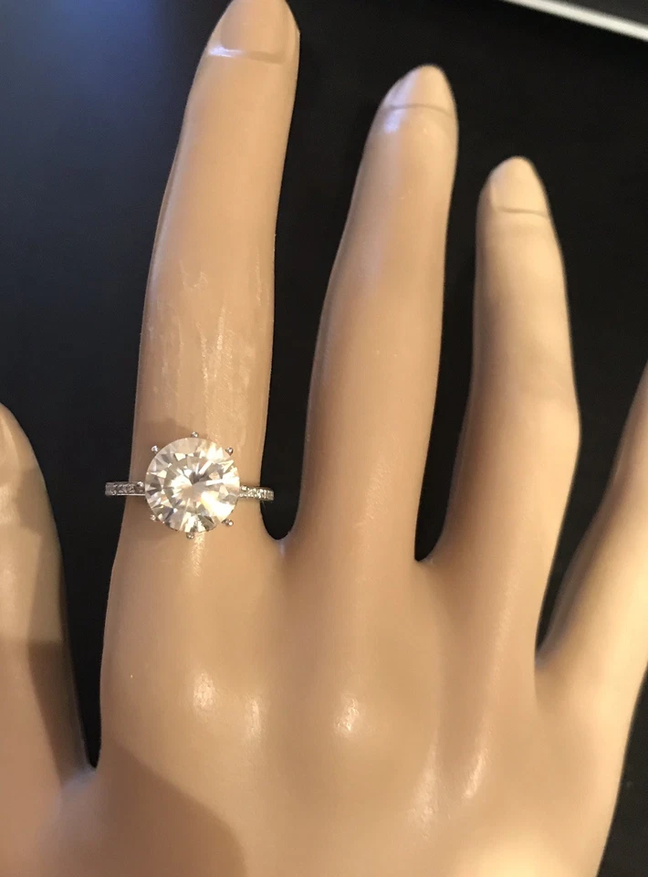 Enorme anillo de compromiso de moissanita y diamantes naturales de corte redondo de 3,5 quilates de oro de 10 k Foto 3 de 4