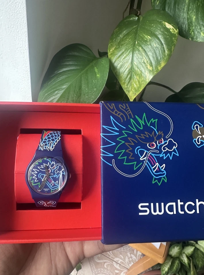 Reloj Swatch DRAGON IN WAVE Azul Año del Dragón Reloj Lunar Raro Moma Cacahuete Foto 2 de 2