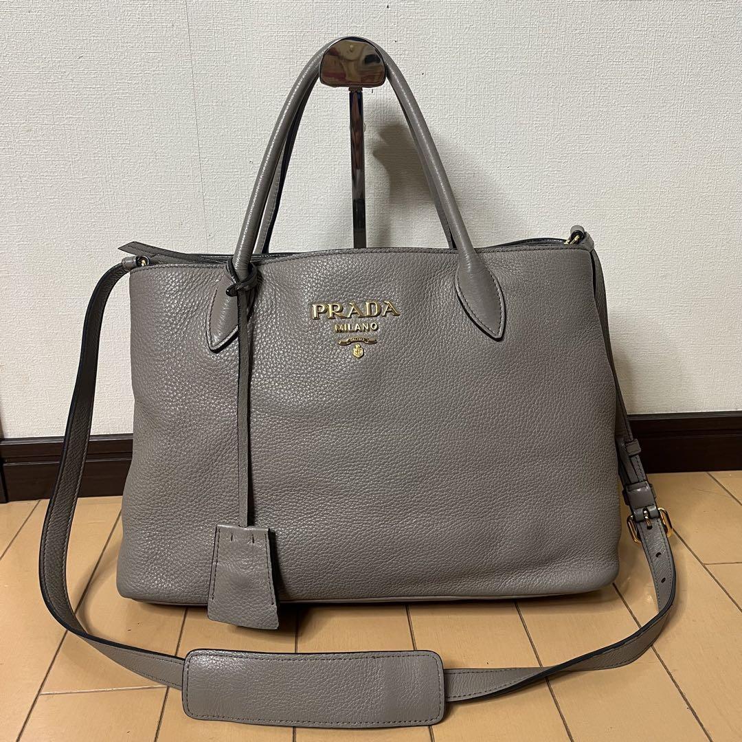 ハンドバッグ PRADA LIGHT GREY LEATHER HANDBAG Clay Grey Prada Buckle large leather handbag with belt | PRADA