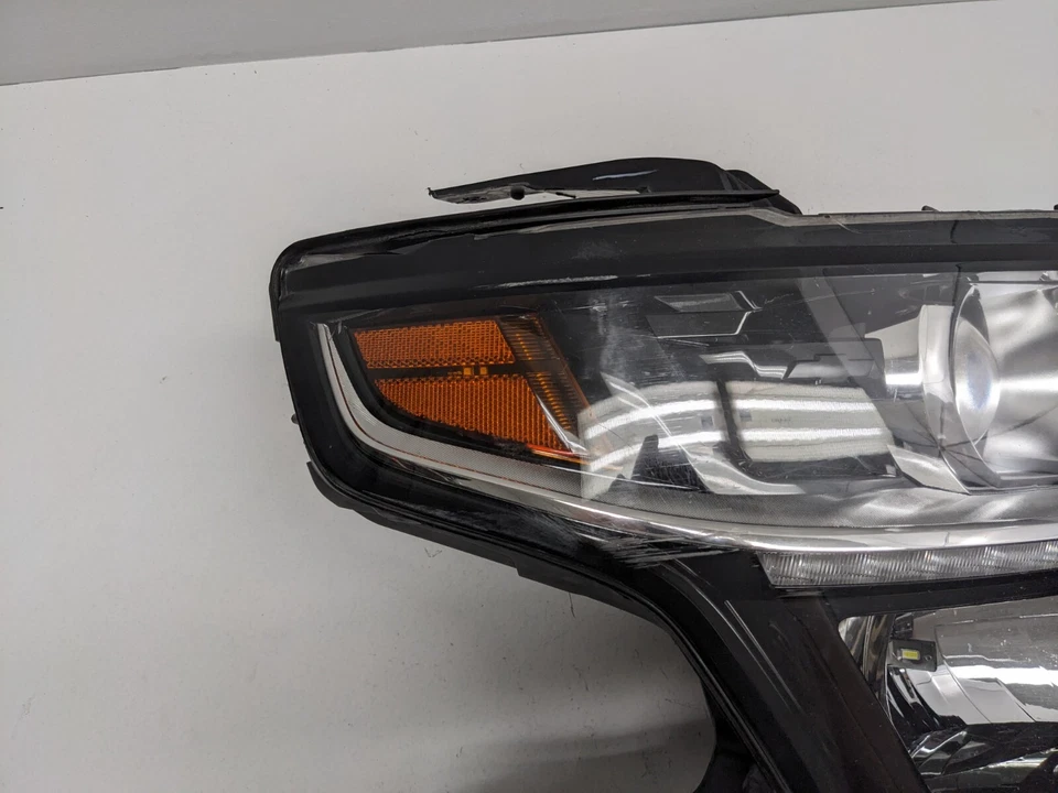 Faro halógeno derecho pasajero Chevrolet Tahoe Suburban 2015-2020 Y4 Foto 3 de 4