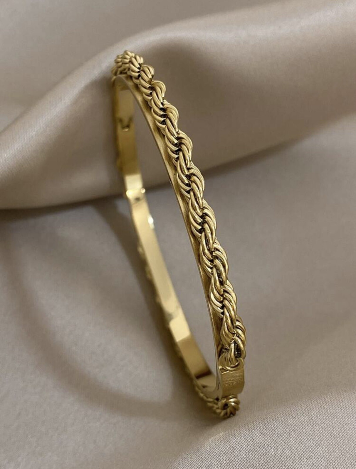 Bracelet jonc jaune torsadé accessoire tendance pour sublimer vos tenues d'été