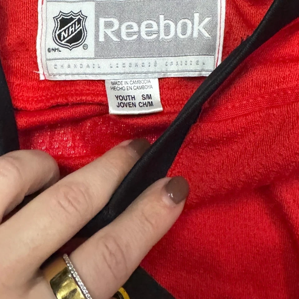 Camiseta deportiva de hockey Reebok roja S/M de los Chicago Blackhawks NHL Jonathan Toews juvenil Foto 3 de 3