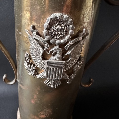 UNIQUE VINTAGE 1941 SOLID BRASS WW2 TRENCH ART VASE AMERICAN US ARMY BADGE - Picture 2 of 7