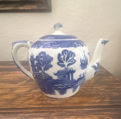 Anchor Hocking Willow Blue & White Ceramic 3-Cup Teapot w/ Lid Vintage 1975