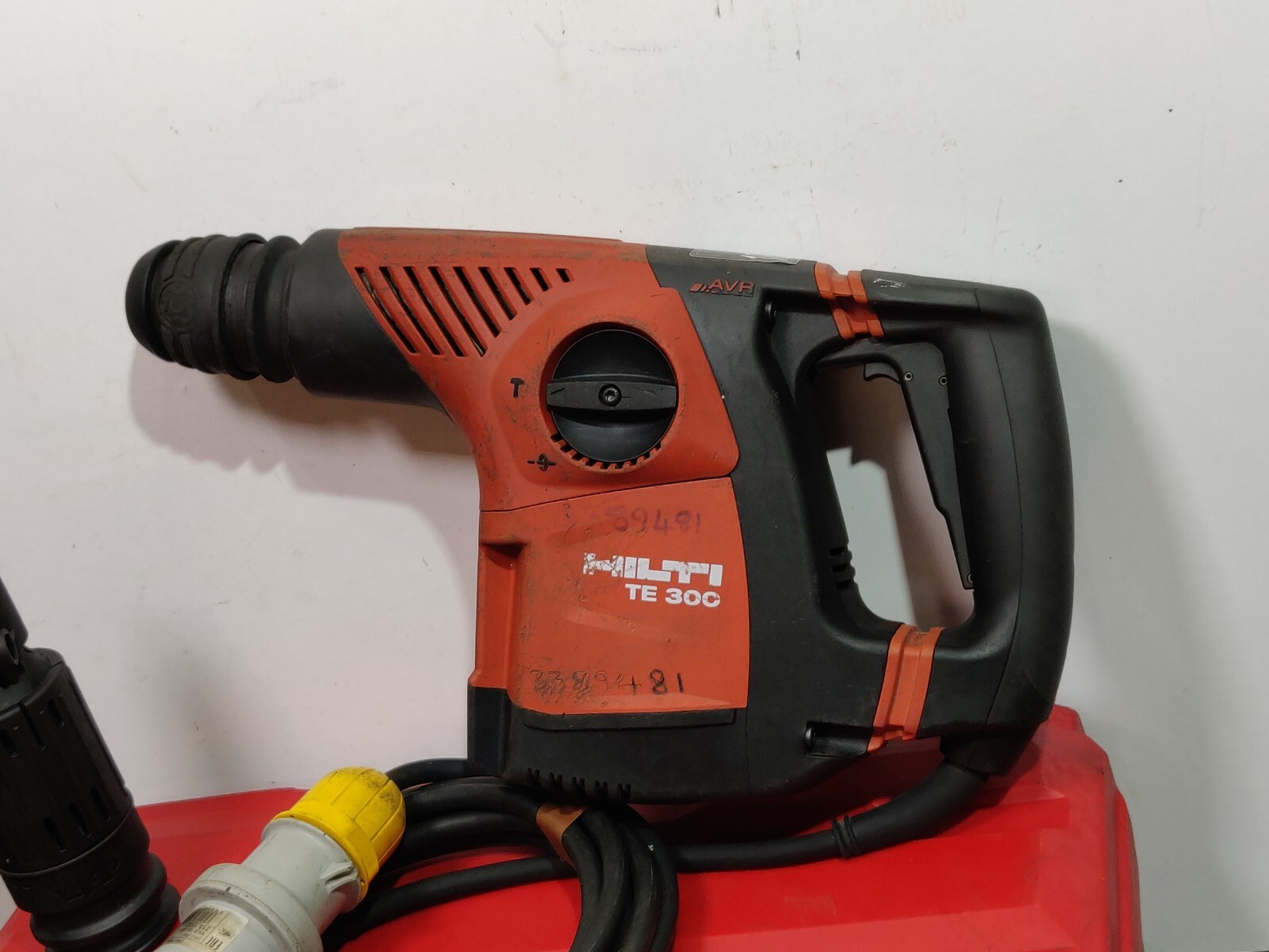 HILTI TE300 AVR 110v Needle De Scaler Gun Chipping Hammer Breaker + SDS