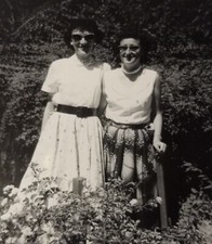 Photo NY 1950s Pretty Women Pose In Flower Garden Smiling Sunglasses Vintage 