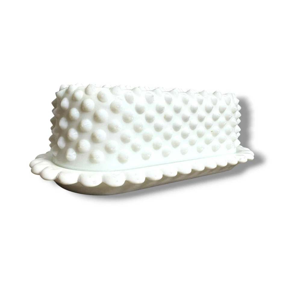 Plato de mantequilla cubierto de vidrio de leche Fenton Hobnail con borde festoneado de colección   Foto 2 de 4