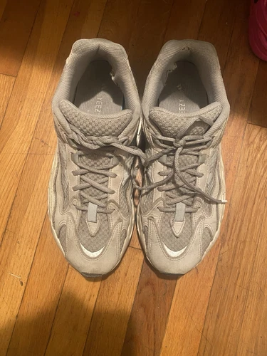 Yeezy 700 statico