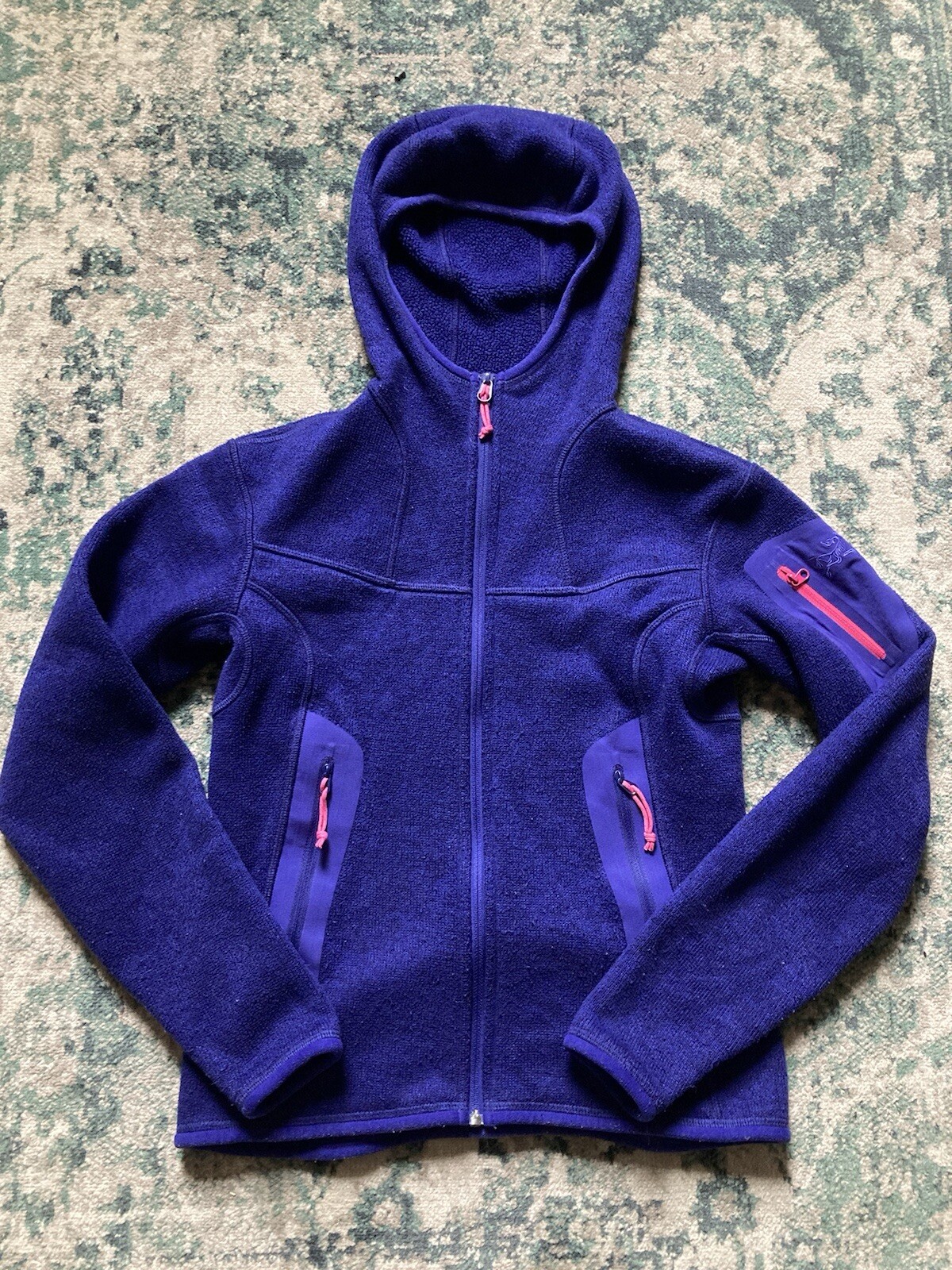 Cappuccio aderente blu e rosa Arc'teryx