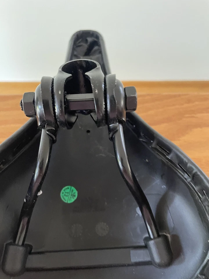 Sillín de asiento de bicicleta acolchado Mongoose 16” X 6,25” Foto 3 de 4