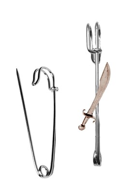 H1 Falchion Schwert KUPFER Effekt Emblem AUF EINEM Kilt Pin Schal Brosche 3'' 7,5 cm