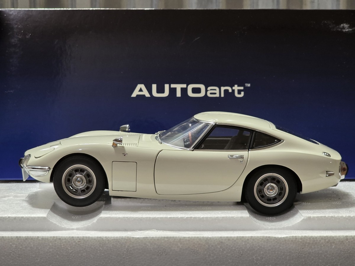 Autoart Toyota 2000 GT 1:18 Scale Diecast Model Car 78753 White