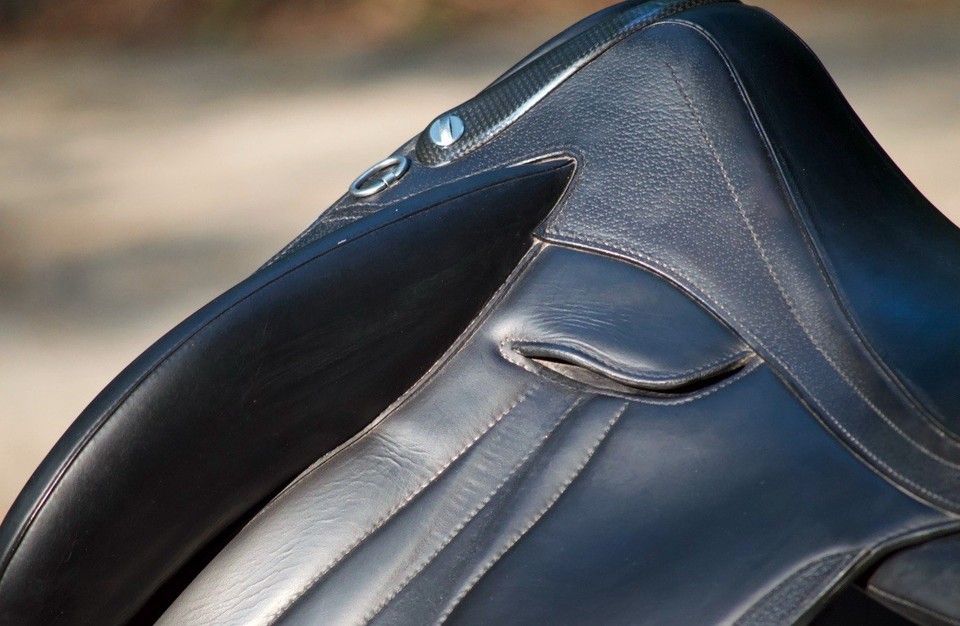 Étrier De Dressage Devoucoux Makila – Monoflap – Cuir Noir – Taille S – Occasion