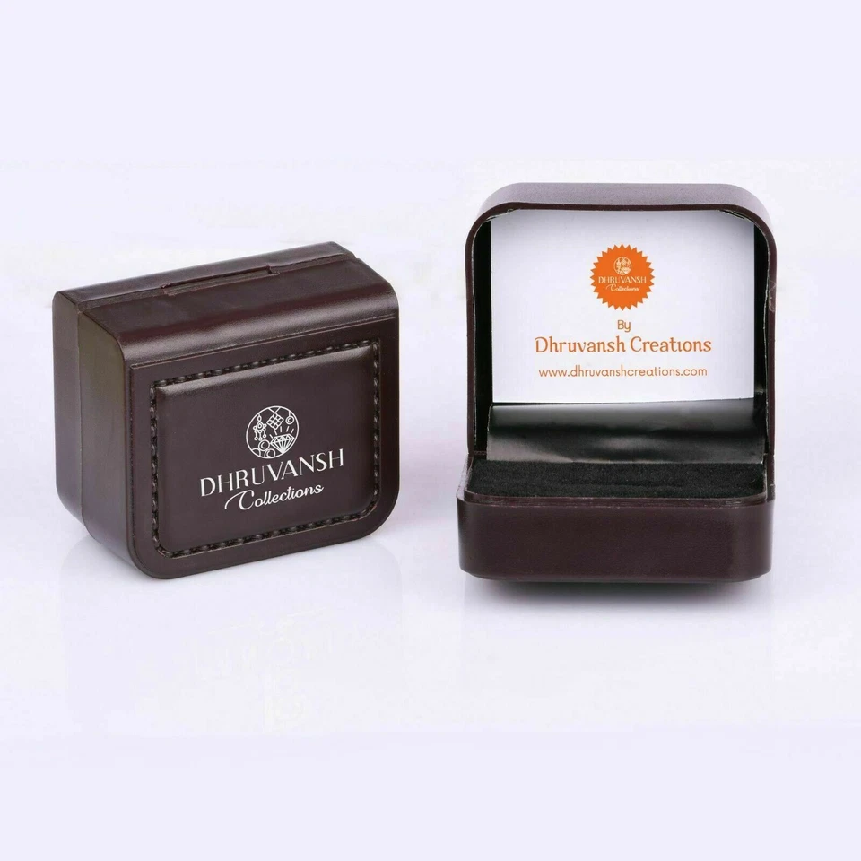 Brazalete ancho de oro amarillo texturizado con puño tachonado con varias piedras verdes diminutas Foto 4 de 4