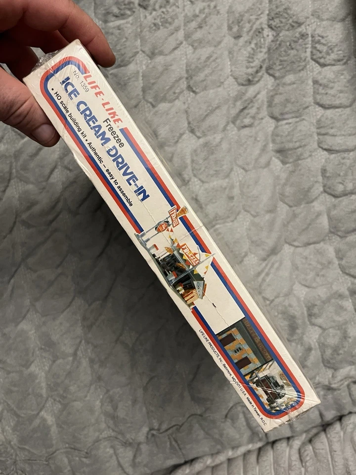 Life-Like Freezee Drive-In Ice Cream Shop HO Scale Model 1359 Vintage New Sealed - Image 4 of 4
