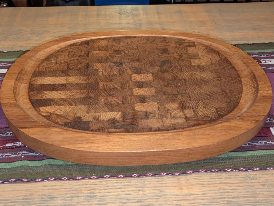 Режущая доска Dansk Teak — большая 21 x 16 дюймов, наклонный дизайн, сделано в Таиланде - Изображение 3 из 4