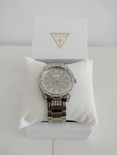 Reloj plateado con detalles brillantes