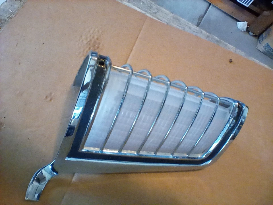 Lincoln Continental Mark IV 1973-76 lente de luz de estacionamiento derecha y bisel usado OEM Foto 3 de 4