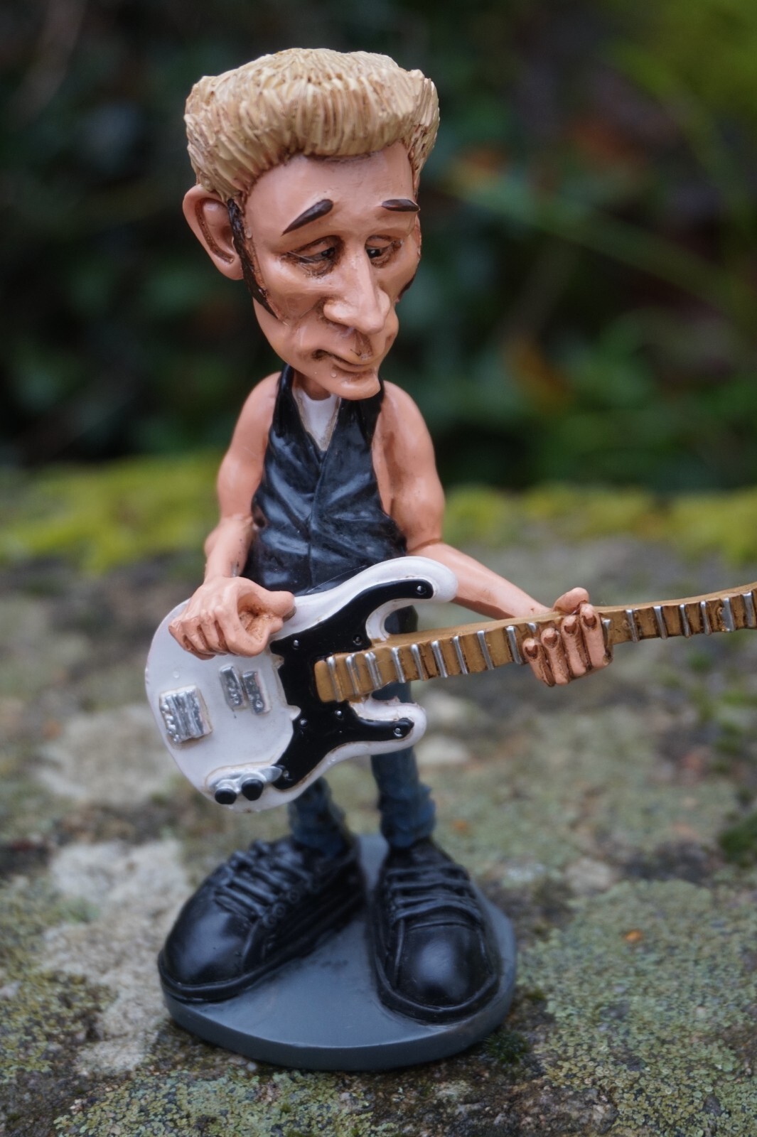 Figurine Punk Green Day Bassiste Mike Dirnt pour Déco Bureau et Studio