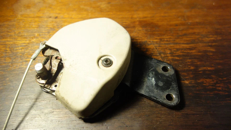 Cubo delantero derecho asiento trasero bisagra derecha 92-02 SATURN S SERIES SC1, SL1, SW Foto 3 de 4