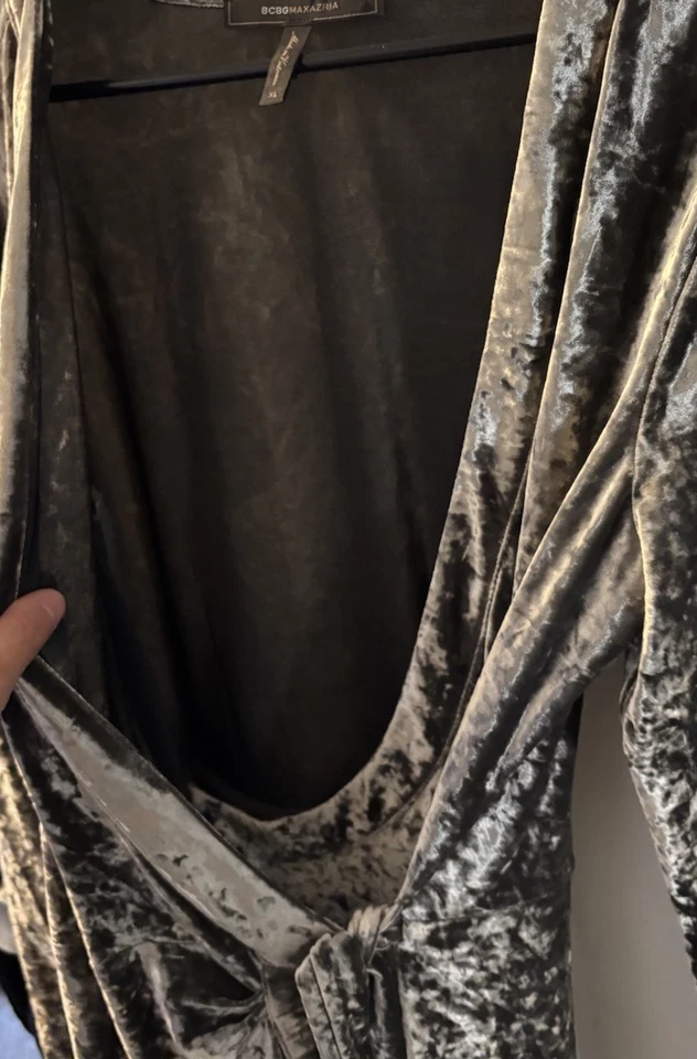Vestido maxi BCBG Maxazria XL prata veludo envoltório MIdi - Imagem 4 de 4