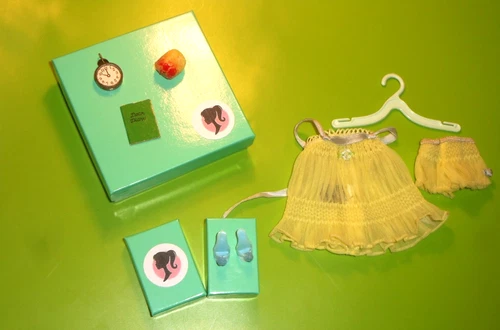 Vintage BARBIE SWEET DREAMS 973 YELLOW PAJAMAS ALARM CLOCK APPLE DIARY POM SHOES