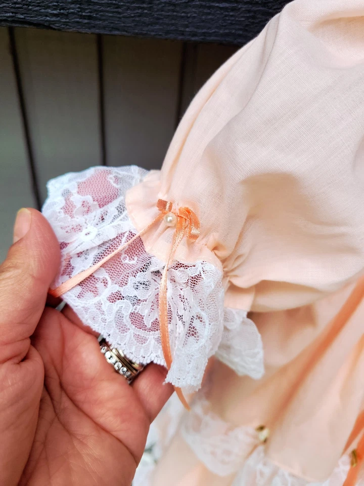 De colección Vestido de Fiesta de Colección Años 80 Niñas 4-6T Cottage Core Gorro Encaje y Capas Melocotón Shabby Foto 4 de 4