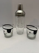 Vtg 10 1/2" Glass Cocktail Shaker And Vtg 1974 Jolly Rogers One Eye Cups!!!!!!!!