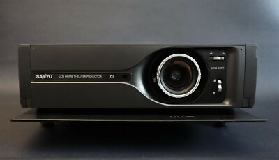 SANYO PLV-Z3 - LCD Heimkino Projektor / HD Multimedia Projektor