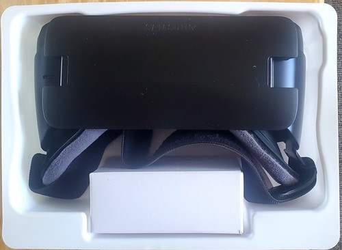 SAMSUNG GEAR VR- Powered by: OCULUS (SM-R323NBKAXAR) - Picture 3 of 3