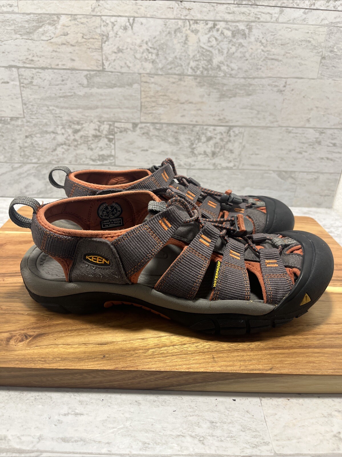 Sandali Keen Newport H2 da uomo taglia 9 casual escursionismo arancione bruciato grigio usati in ottime condizioni