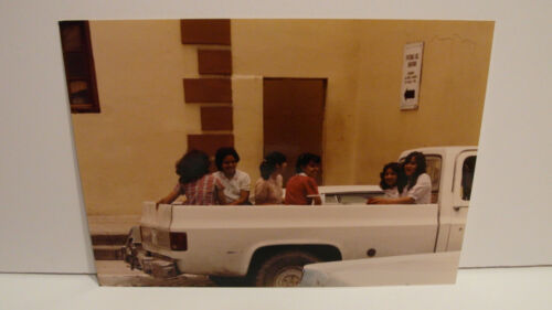 1980S VINTAGE FOUND PHOTOGRAPH COLOR PHOTO MEXICAN FAMILY 1970S CHEVY TRUCK BED - Picture 1 of 4