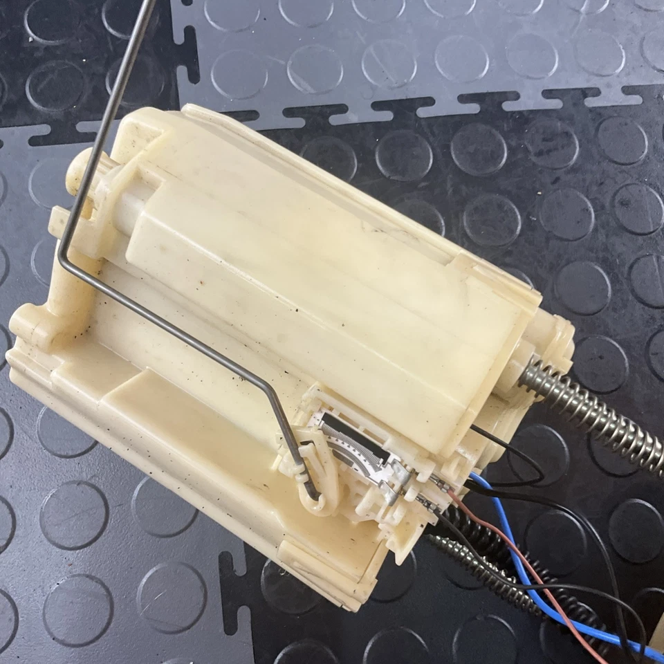 Conjunto de bomba de combustible Lexus RX330 2004-2007 OEM 23221-62060 Foto 4 de 4