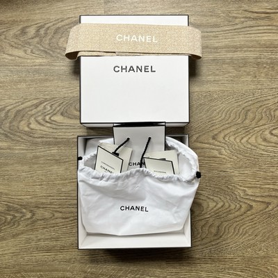 Chanel weiße Beauty Box mit großem Baumwollstaubbeutel & Parfumproben, Geschenktüte