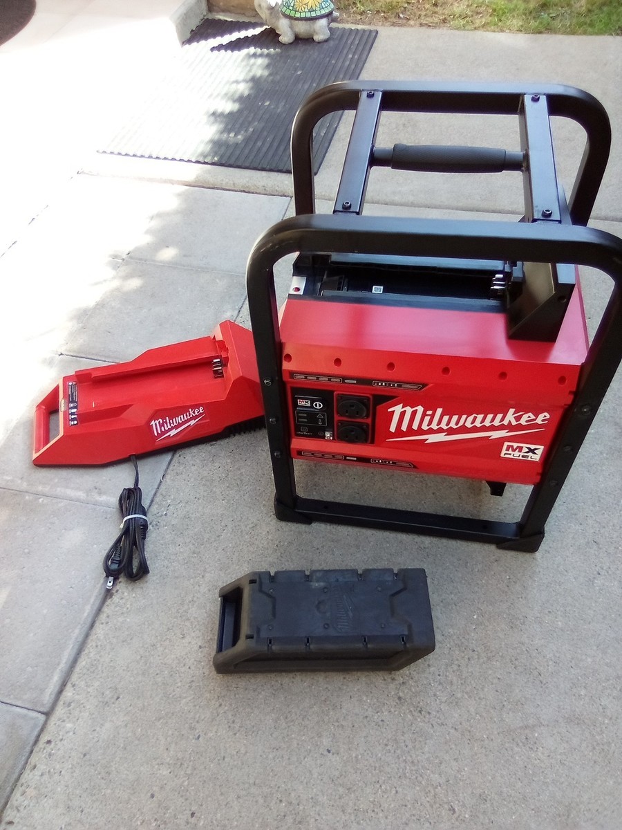Milwaukee MXF002-82XC MX FUEL 3600W/1800W Cordless Carry-On Power - Main Image