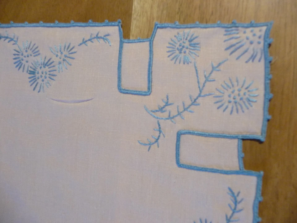 Linge ancien Napperon lin rose broderies bleues   ( ref 19 ) - Photo 2/4