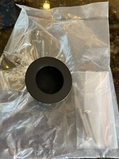 Poignée de tirage doigt noir mat pour portes encastrées.