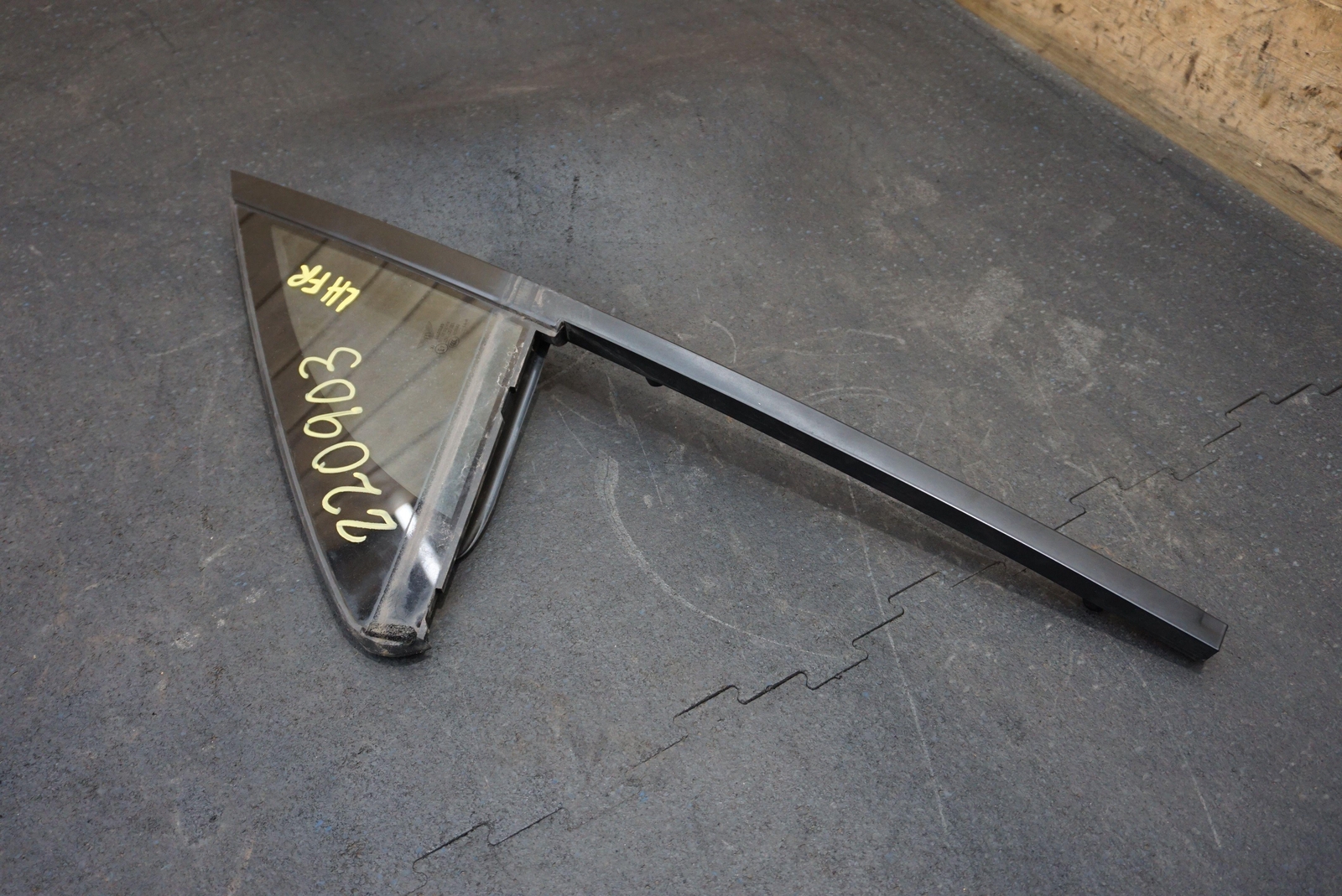 Front Left Door Fixed Vent Glass Window Glass Panel 36A845113 Bentley Bentayga