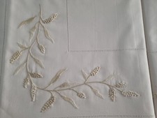 Lenzuola ricamate a punto pieno e nodino in pregiato cotone percalle