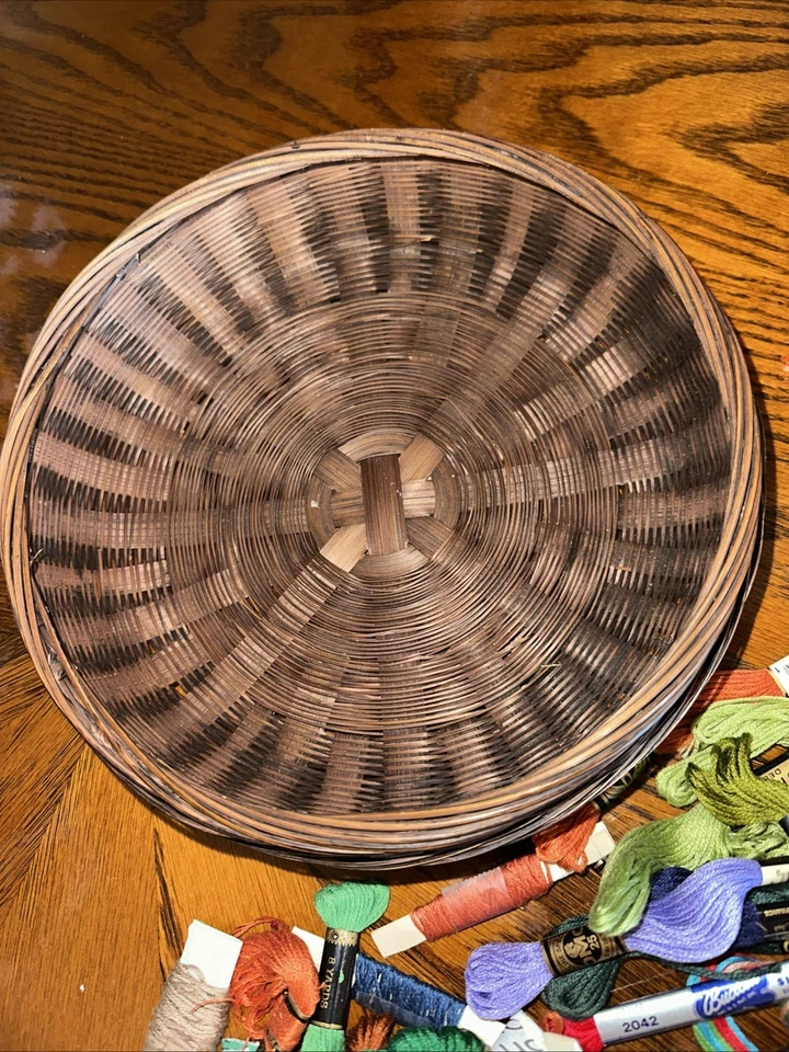 DMC EMBROIDERY FLOSS- MANY COLORS 100 SKIENS VARIOUS Basket COLORS Hoops - Image 4 of 4