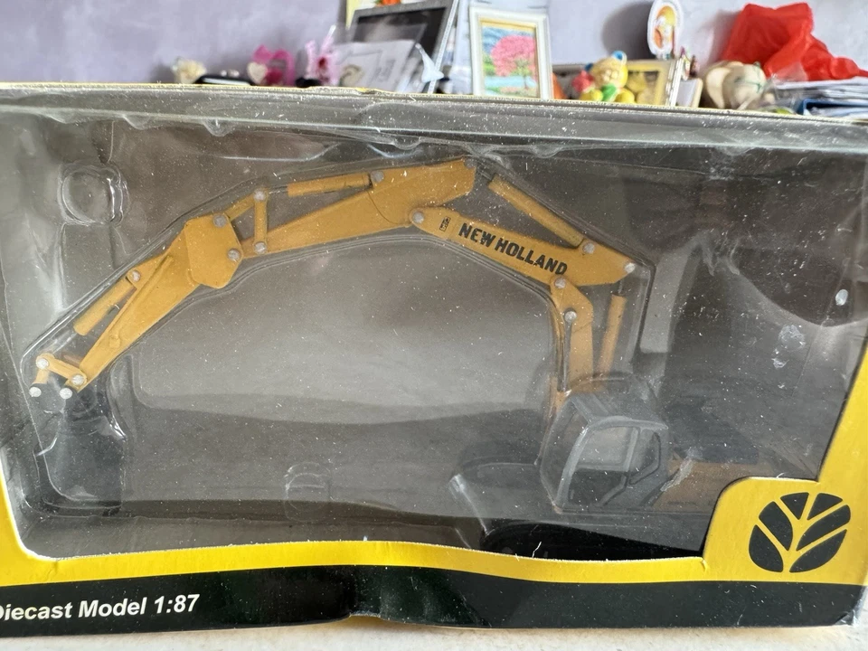 MEZZO DA LAVORO STRADALE NEW HOLLAND ESCAVATORE CINGOLI 1:87 NUOVO DA COLLEZIONE - Immagine 2 di 4